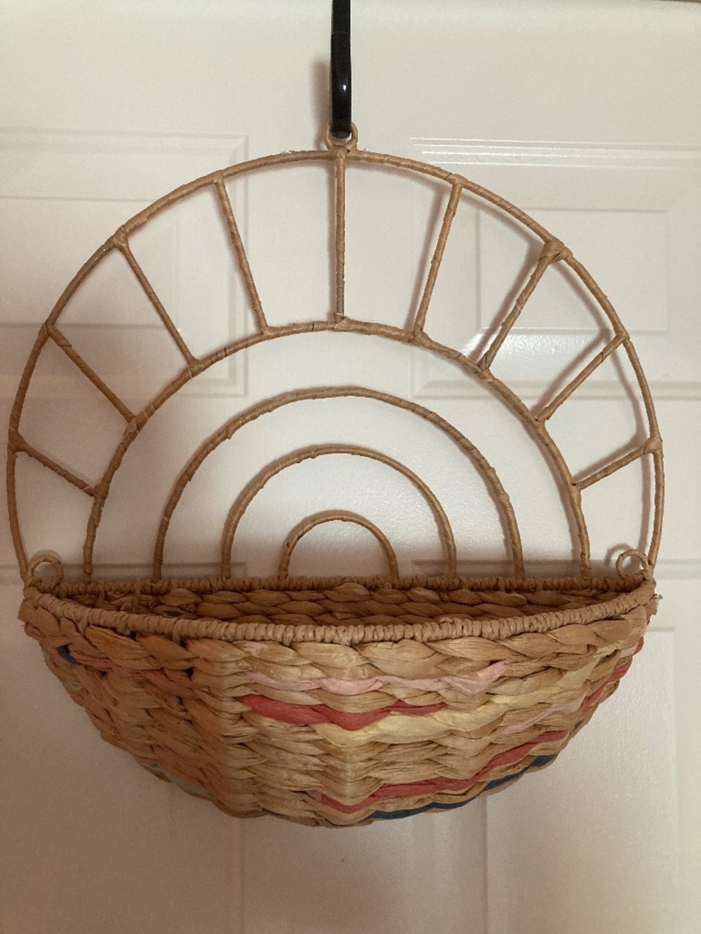 Hanging wall storage rainbow basket